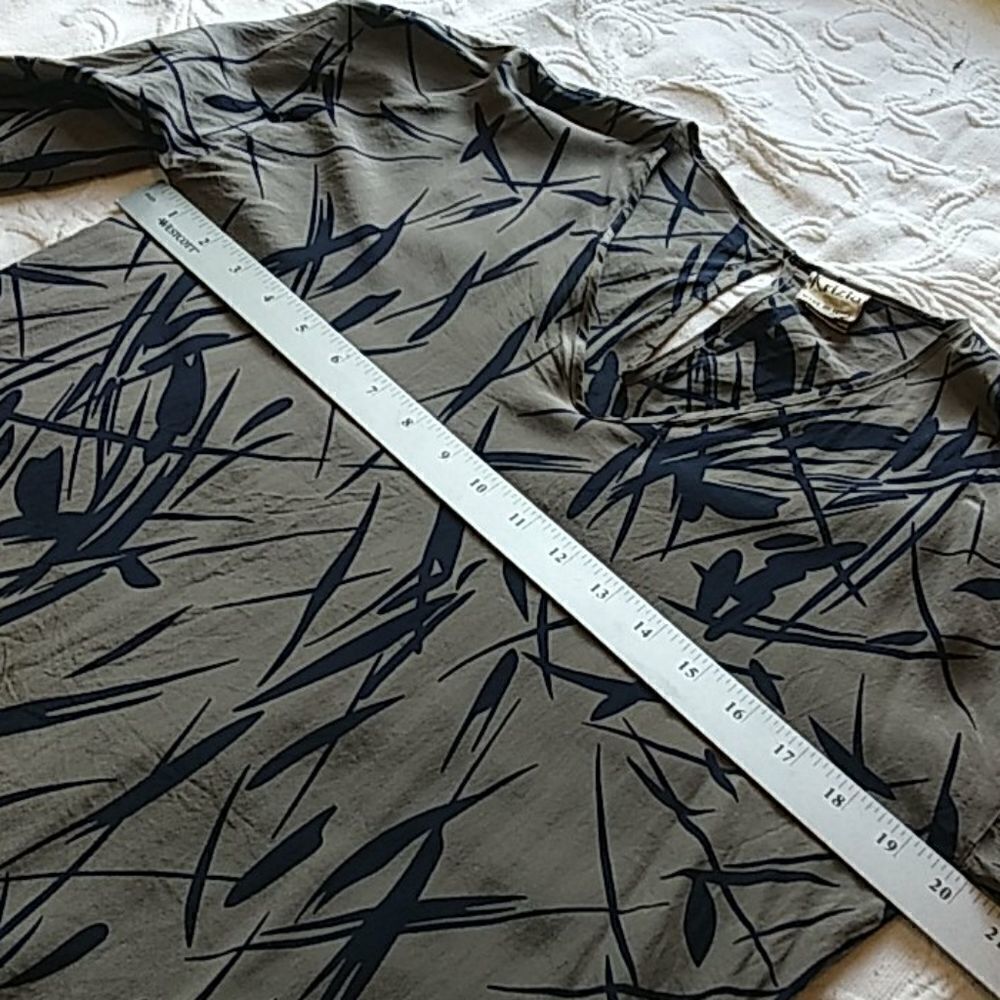 Krizia. 100% silk top  - Picture 10 of 12